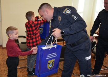 Миколаївські поліцейські привітали родини загиблих колег із різдвяними та новорічними святами » Миколаївський Оглядач