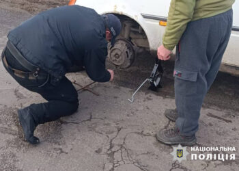 На Черкащині поліцейські допомогли чоловікові, в якого на дорозі зламалось авто