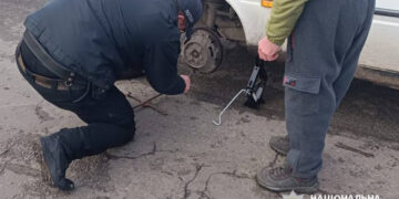 На Черкащині поліцейські допомогли чоловікові, в якого на дорозі зламалось авто