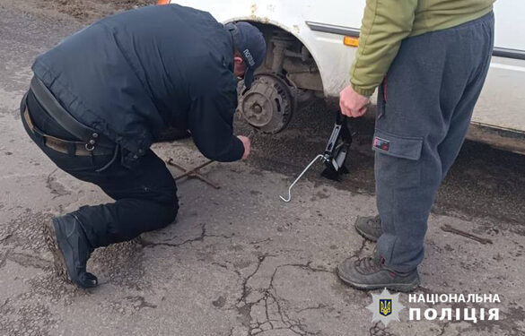 На Черкащині поліцейські допомогли чоловікові, в якого на дорозі зламалось авто