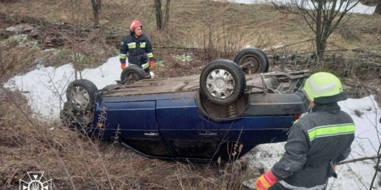 На Кіровоградщині за добу кілька автівок злетіло в кювет та одна перекинулася. ФОТО |  – Новини Кропивницького і Кіровоградщини