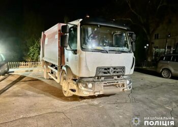 На кладовищі під Одесою водій сміттєвоза задавив людину