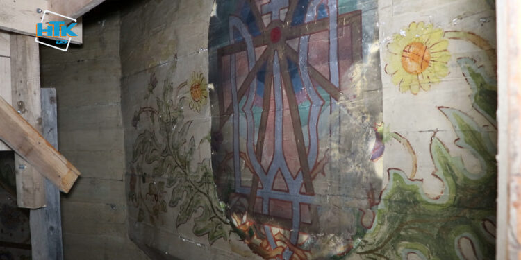 На Прикарпатті у церкві знайшли зображення чотирьох тризубів, яким майже 100-років (ВІДЕО)