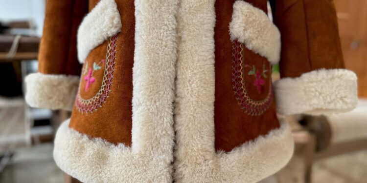 На Рівненщині відтворили старовинний жіночий кожух з Берестечка