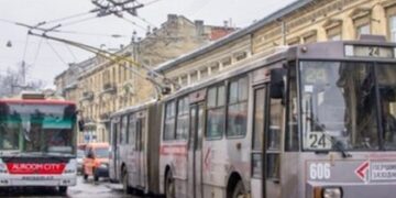 На Сихові пенсіонерка зламала щелепу через падіння у тролейбусі. Але поліція звинуватила її в порушенні ПДР