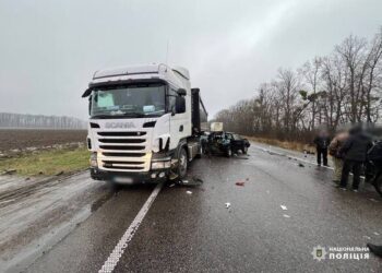 На Уманщині зіштовхнулися дві вантажівки та легковик: троє осіб травмовані (ФОТО)