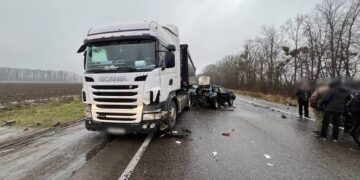 На Уманщині зіштовхнулися дві вантажівки та легковик: троє осіб травмовані (ФОТО)