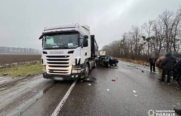 На Уманщині зіштовхнулися дві вантажівки та легковик: троє осіб травмовані (ФОТО)