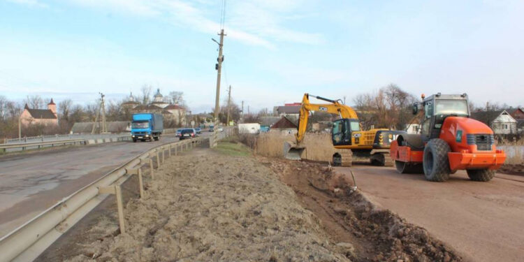 На Житомирщині ремонтують міст, що знаходиться на дорозі державного значення | Журнал Житомира