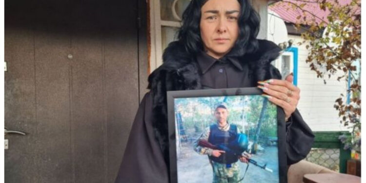 Похований під чужим ім’ям: у селі на Житомирщині рідні не можуть забрати тіло загиблого воїна через плутанину з документами | Журнал Житомира