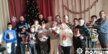 Поліцейські Миколаєва привітали вихованців спеціалізованого навчального закладу з прийдешніми святами » Миколаївський Оглядач