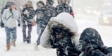 Пориви вітру та мокрий сніг: черкащан попереджають про погіршення погоди