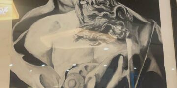 Рівненська художниця представила виставку картин грецьких богів, які малювала під час блекаутів