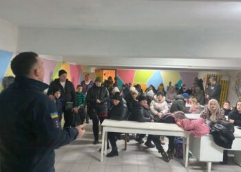 Рятувальники у Шепетівці під час тривоги навчали громадян правилам безпеки в укритті —Хмельнитчина