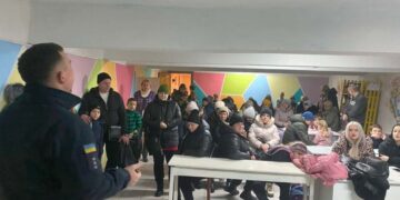 Рятувальники у Шепетівці під час тривоги навчали громадян правилам безпеки в укритті —Хмельнитчина