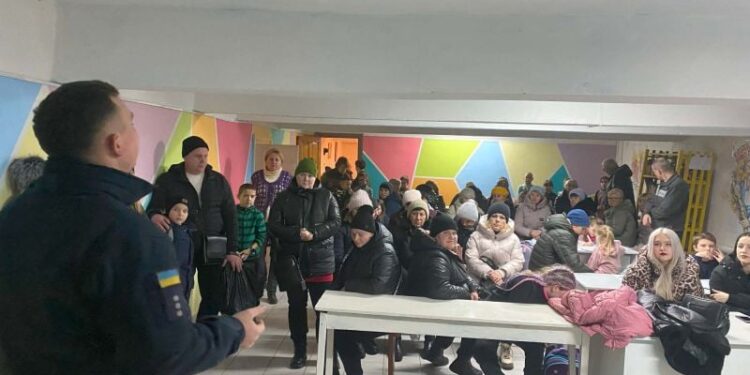 Рятувальники у Шепетівці під час тривоги навчали громадян правилам безпеки в укритті —Хмельнитчина