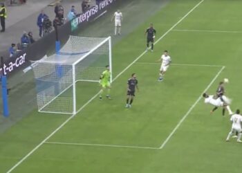 Шедевр від Обамеянга: Марсель і Аякс влаштували божевільну “перестрілку” в матчі Ліги Європи (Відео) | Єврокубки