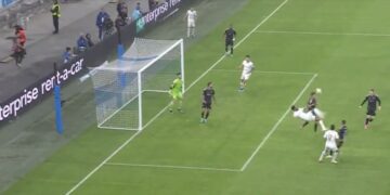 Шедевр від Обамеянга: Марсель і Аякс влаштували божевільну “перестрілку” в матчі Ліги Європи (Відео) | Єврокубки