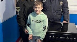 У Миколаєві поліцейські доставили подарунки від іноземної родини сім’ям, які опинились у складних життєвих обставин » Миколаївський Оглядач