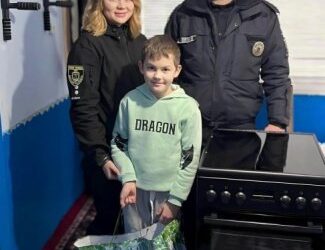У Миколаєві поліцейські доставили подарунки від іноземної родини сім’ям, які опинились у складних життєвих обставин » Миколаївський Оглядач
