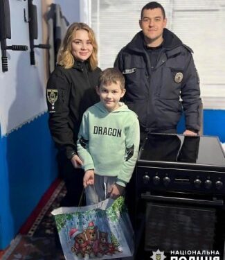 У Миколаєві поліцейські доставили подарунки від іноземної родини сім’ям, які опинились у складних життєвих обставин » Миколаївський Оглядач