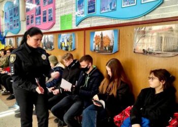 У Миколаєві поліцейські навчали школярів заходів особистої безпеки » Миколаївський Оглядач
