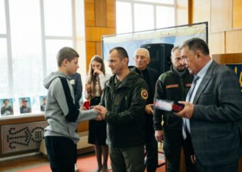 У Монастирищі презентували «Альманах пам’яті Героїв» та вручили кулони «Батьківське серце» — Новости Черкасс