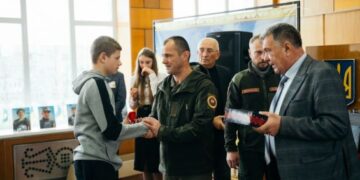 У Монастирищі презентували «Альманах пам’яті Героїв» та вручили кулони «Батьківське серце» — Новости Черкасс