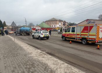 У Сарнах зіткнулися три автомобілі – один з водіїв у лікарні