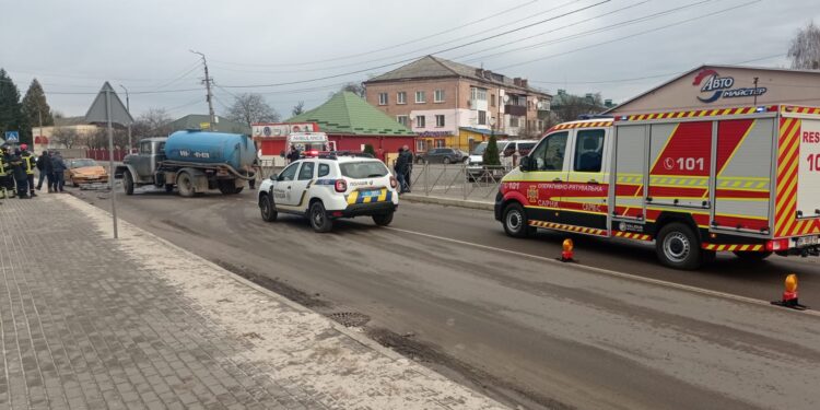 У Сарнах зіткнулися три автомобілі – один з водіїв у лікарні
