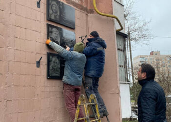 У Запоріжжі відновили меморіальну дошку, яку пошкодив вандал – фото  | Новости Запорожья