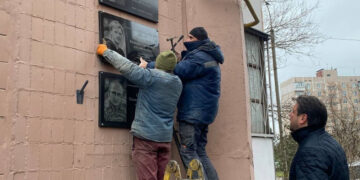 У Запоріжжі відновили меморіальну дошку, яку пошкодив вандал – фото  | Новости Запорожья