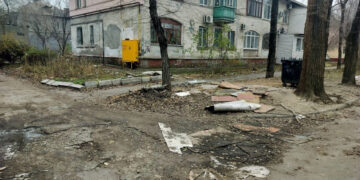 У Запоріжжі жінка перетворила двір багатоповерхівки на смітник – як вирішили проблему сусіди | Новости Запорожья