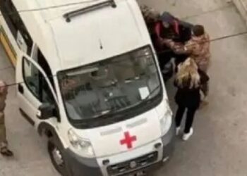 В Одесі представники військкомату заштовхали чоловіка в “швидку”, яку придбали для фронту