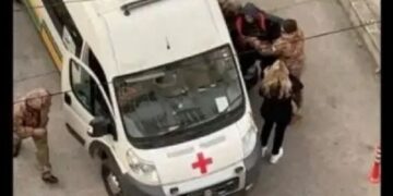 В Одесі представники військкомату заштовхали чоловіка в “швидку”, яку придбали для фронту