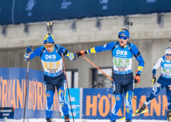 вместе с Максимом Чеберякой продолжают следить за биатлонным сезоном Кубка мира | Биатлон |