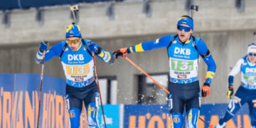 вместе с Максимом Чеберякой продолжают следить за биатлонным сезоном Кубка мира | Биатлон |