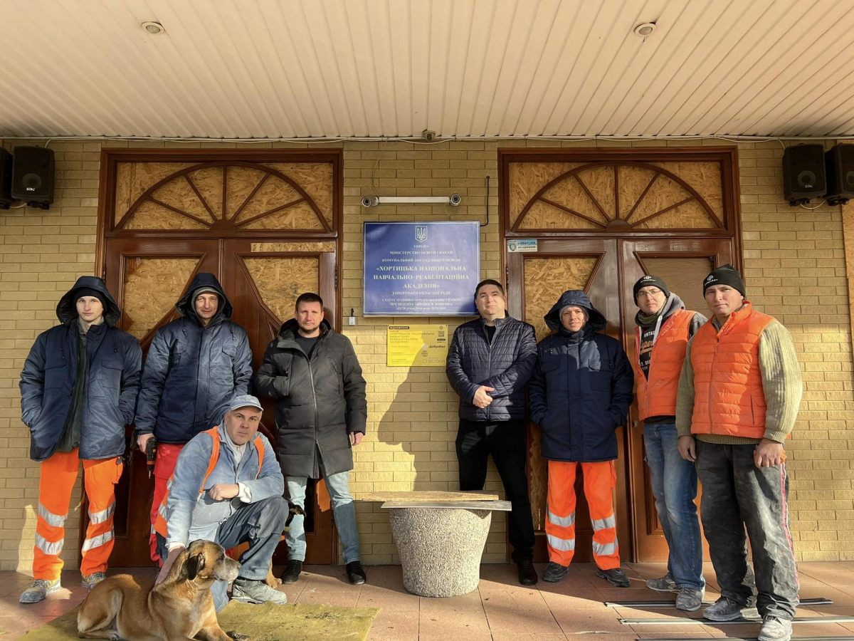 У Запоріжжі ремонтують академію, що постраждала від обстрілу ворога - фото