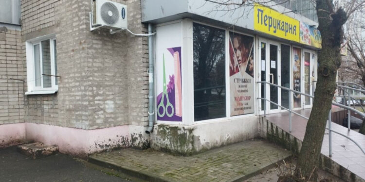 Запоріжанці заважала робота кондиціонера перукарні – втрутилась інспекція з благоустрою Запорізької міської ради. | Новости Запорожья