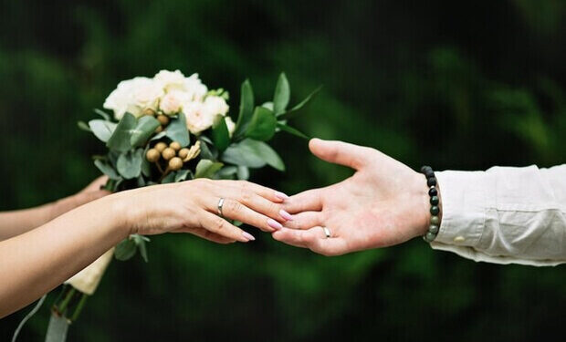 “Життя не може завмерти”: чи на часі відзначення весіль під час війни