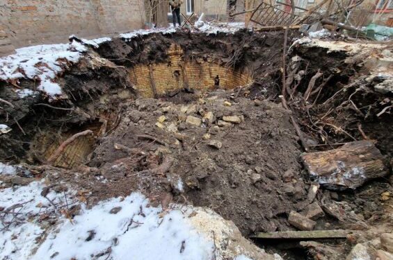 18-метрове дерево пішло під землю — Новости Черкасс