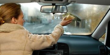 6 корисних способів, як впоратися із запотівання вікон у машині |  |