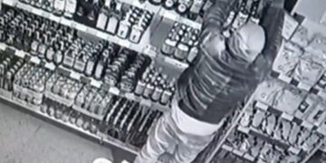 В Запоріжжі чоловік вночі проник до супермаркету і викрав 60 літрів алкоголю | Новини Запоріжжя