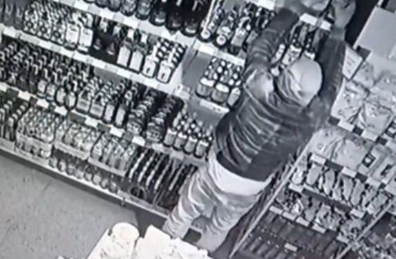 В Запоріжжі чоловік вночі проник до супермаркету і викрав 60 літрів алкоголю | Новини Запоріжжя