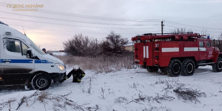 Рятувальники Запоріжжя допомогли врятуватися від снігового полону водіям 7 авто | Новини Запоріжжя