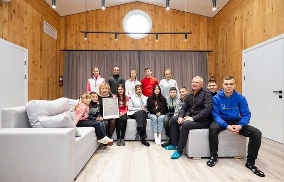 Багатодітна прийомна сім’я отримала ключі від будинку на Черкащині від Зеленської (ВІДЕО)