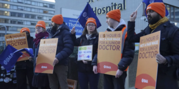 Британські лікарі страйкують з вимогою підвищити зарплати – Экономика