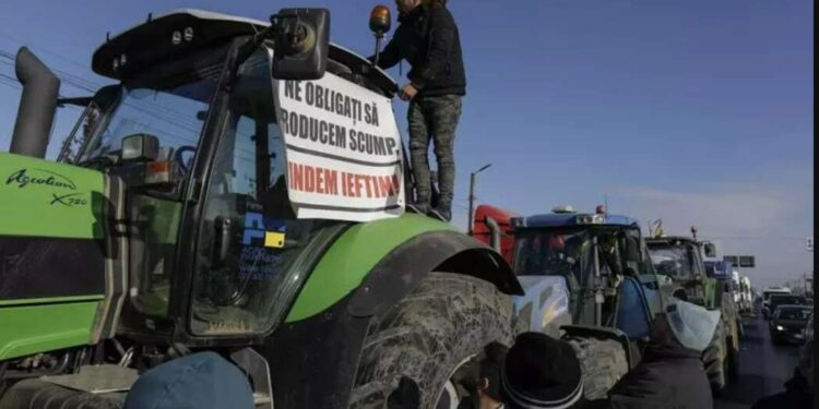 Через протести румунських фермерів на виїзд з України утворилися черги з тисячі вантажівок | |
