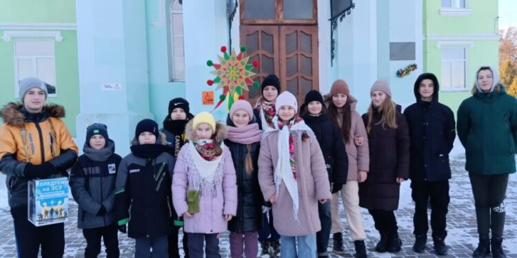 Діти зі школи на Кременеччині наколядували 22 тис для ЗСУ