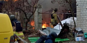 Херсонські вогнеборці загасили пожежу, яка виникла внаслідок обстрілів